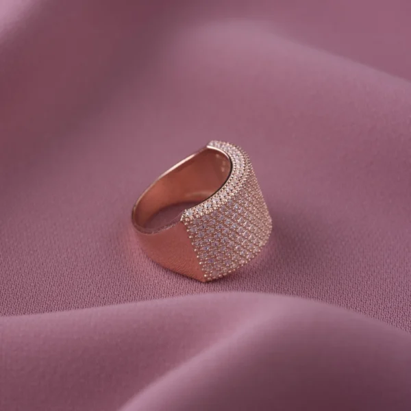 Beyaz Zirkon Taşlı Sıralı Su Yolu Kadın Yüzük Modelimiz