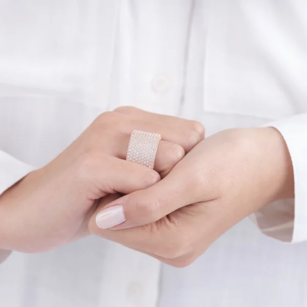 Beyaz Zirkon Taşlı Sıralı Su Yolu Kadın Yüzük Modelimiz