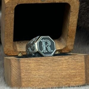 Kare Sekizgen Model Üzerine İşlenmiş 925 Ayar Kişiye Özel İsim ve Harfli Gümüş Erkek Yüzüğü