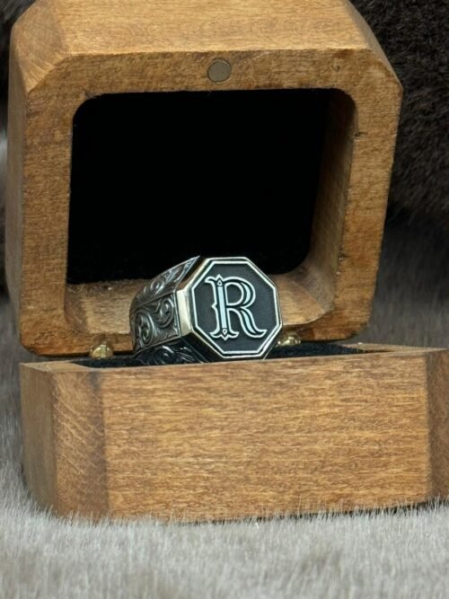 Kare Sekizgen Model Üzerine İşlenmiş 925 Ayar Kişiye Özel İsim ve Harfli Gümüş Erkek Yüzüğü