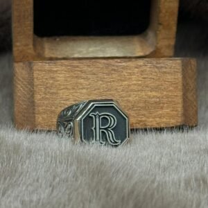 Kare Sekizgen Model Üzerine İşlenmiş 925 Ayar Kişiye Özel İsim ve Harfli Gümüş Erkek Yüzüğü