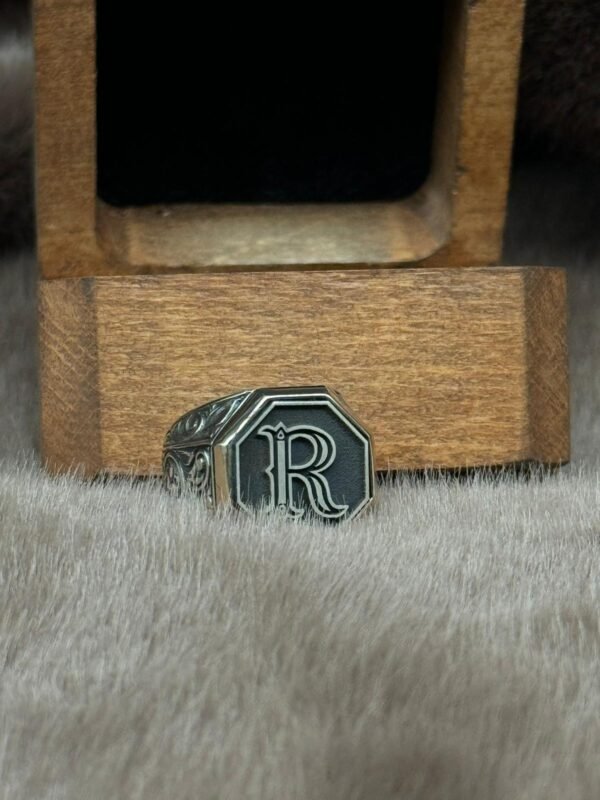 Kare Sekizgen Model Üzerine İşlenmiş 925 Ayar Kişiye Özel İsim ve Harfli Gümüş Erkek Yüzüğü