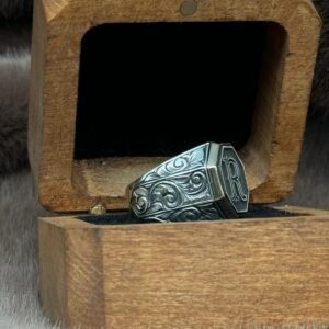 Kare Sekizgen Model Üzerine İşlenmiş 925 Ayar Kişiye Özel İsim ve Harfli Gümüş Erkek Yüzüğü