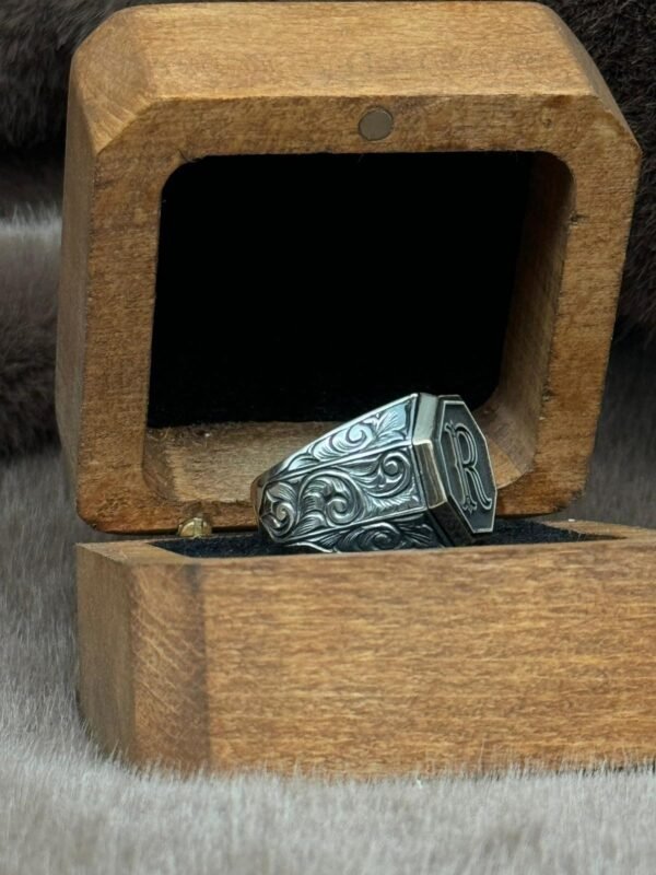 Kare Sekizgen Model Üzerine İşlenmiş 925 Ayar Kişiye Özel İsim ve Harfli Gümüş Erkek Yüzüğü