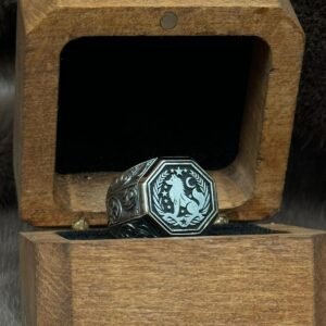 image_1950-32.jpg Kare Sekizgen Model Üzerine İşlenmiş 925 Ayar Kurt Modelli Gümüş Erkek Yüzüğü