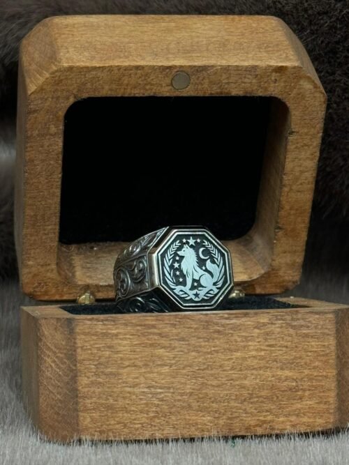 Kare Sekizgen Model Üzerine İşlenmiş 925 Ayar Kurt Modelli Gümüş Erkek Yüzüğü