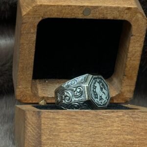 image_1950-33.jpg Kare Sekizgen Model Üzerine İşlenmiş 925 Ayar Kurt Modelli Gümüş Erkek Yüzüğü