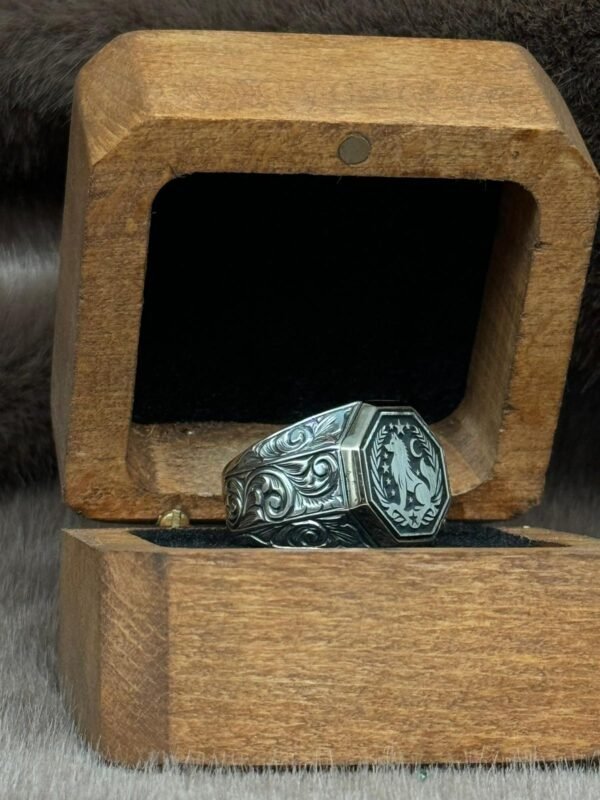 image_1950-33.jpg Kare Sekizgen Model Üzerine İşlenmiş 925 Ayar Kurt Modelli Gümüş Erkek Yüzüğü