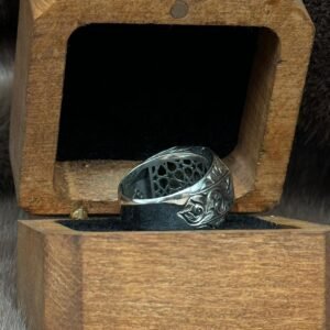 image_1950-34.jpg Kare Sekizgen Model Üzerine İşlenmiş 925 Ayar Kurt Modelli Gümüş Erkek Yüzüğü