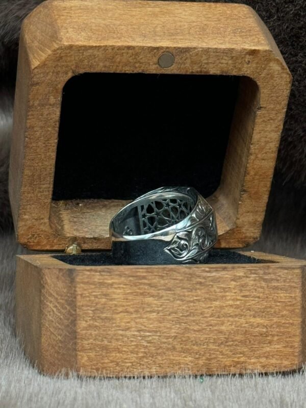 image_1950-34.jpg Kare Sekizgen Model Üzerine İşlenmiş 925 Ayar Kurt Modelli Gümüş Erkek Yüzüğü