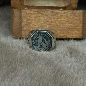 image_1950-35.jpg Kare Sekizgen Model Üzerine İşlenmiş 925 Ayar Kurt Modelli Gümüş Erkek Yüzüğü