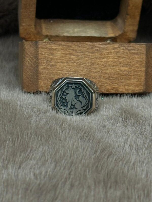 image_1950-35.jpg Kare Sekizgen Model Üzerine İşlenmiş 925 Ayar Kurt Modelli Gümüş Erkek Yüzüğü