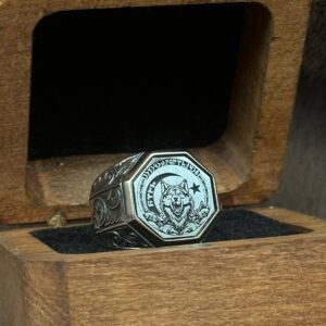 Kare Sekizgen Model Üzerine İşlenmiş 925 Ayar Uluyan Kurt Modelli Gümüş Erkek Yüzüğü