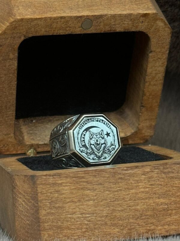 Kare Sekizgen Model Üzerine İşlenmiş 925 Ayar Uluyan Kurt Modelli Gümüş Erkek Yüzüğü