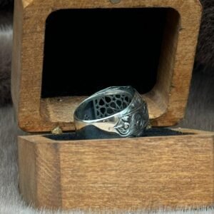 Kare Sekizgen Model Üzerine İşlenmiş 925 Ayar Uluyan Kurt Modelli Gümüş Erkek Yüzüğü