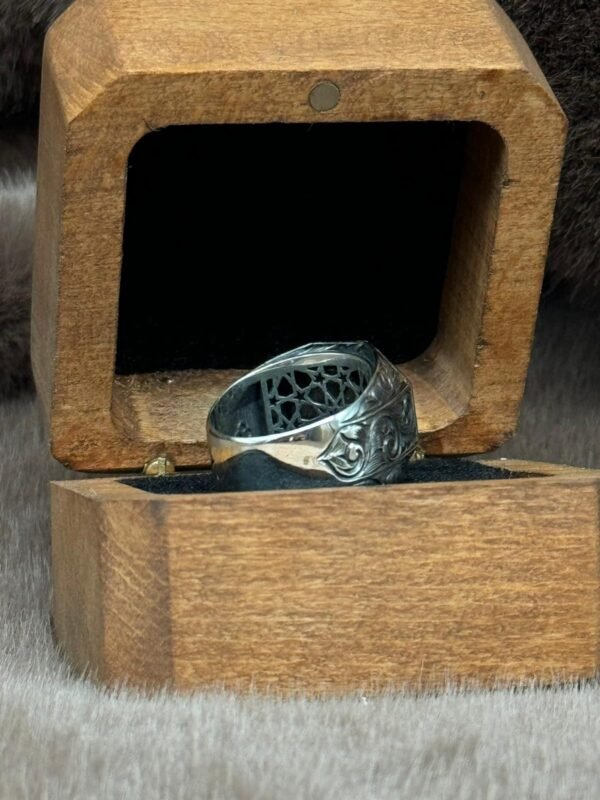 Kare Sekizgen Model Üzerine İşlenmiş 925 Ayar Uluyan Kurt Modelli Gümüş Erkek Yüzüğü