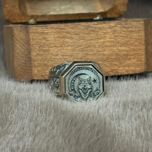 Kare Sekizgen Model Üzerine İşlenmiş 925 Ayar Uluyan Kurt Modelli Gümüş Erkek Yüzüğü