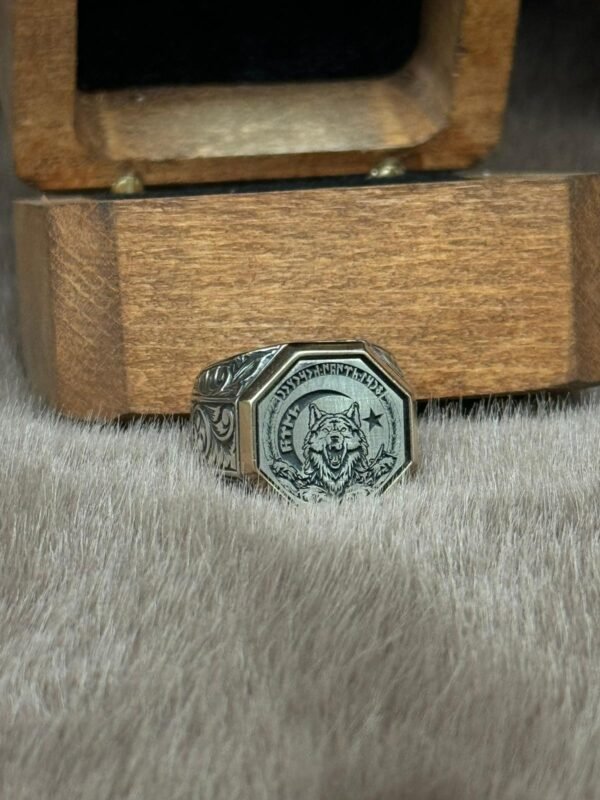 Kare Sekizgen Model Üzerine İşlenmiş 925 Ayar Uluyan Kurt Modelli Gümüş Erkek Yüzüğü