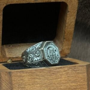 Kare Sekizgen Model Üzerine İşlenmiş 925 Ayar Uluyan Kurt Modelli Gümüş Erkek Yüzüğü