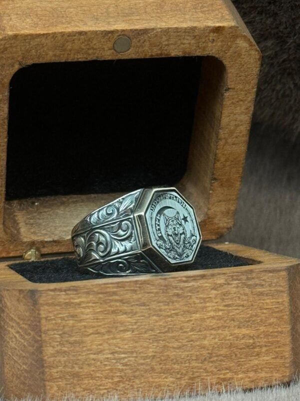 Kare Sekizgen Model Üzerine İşlenmiş 925 Ayar Uluyan Kurt Modelli Gümüş Erkek Yüzüğü