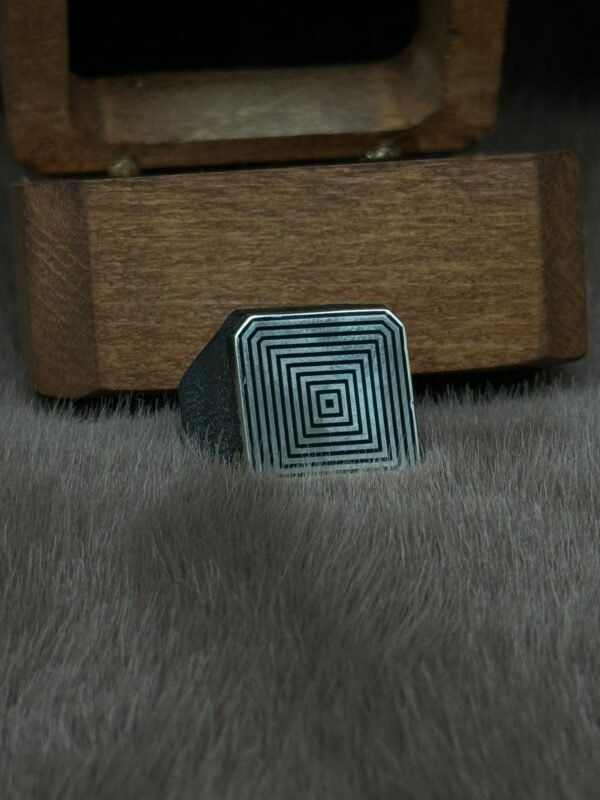 Kare Üzeri Primat Desenli Mineli 925 Ayar Gümüş Erkek Yüzüğü