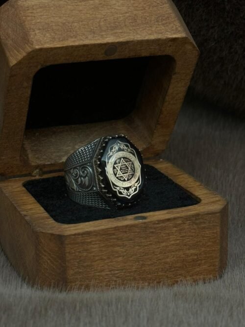 Yanları Gravür Desenli Olup Üzeri Kehribar İçine Hz Süleymanın Mührü İşlenmiş 925 Ayar Gümüş Erkek Yüzüğü