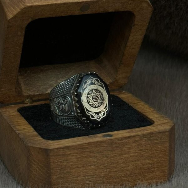 Yanları Gravür Desenli Olup Üzeri Kehribar İçine Hz Süleymanın Mührü İşlenmiş 925 Ayar Gümüş Erkek Yüzüğü