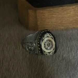 Yanları Gravür Desenli Olup Üzeri Kehribar İçine Hz Süleymanın Mührü İşlenmiş 925 Ayar Gümüş Erkek Yüzüğü