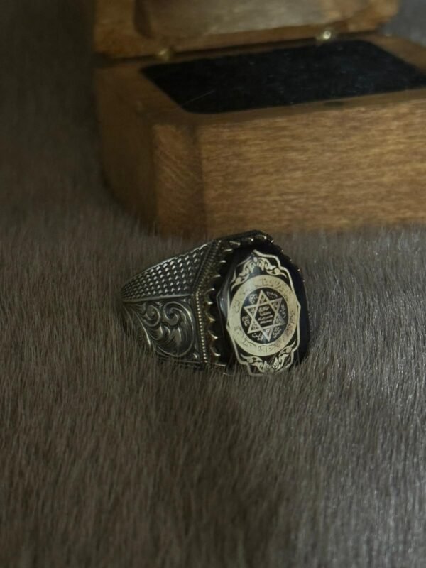 Yanları Gravür Desenli Olup Üzeri Kehribar İçine Hz Süleymanın Mührü İşlenmiş 925 Ayar Gümüş Erkek Yüzüğü