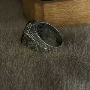 Yanları Gravür Desenli Olup Üzeri Kehribar İçine Hz Süleymanın Mührü İşlenmiş 925 Ayar Gümüş Erkek Yüzüğü