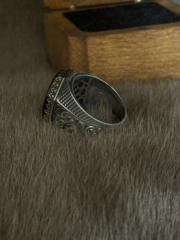 Yanları Gravür Desenli Olup Üzeri Kehribar İçine Hz Süleymanın Mührü İşlenmiş 925 Ayar Gümüş Erkek Yüzüğü