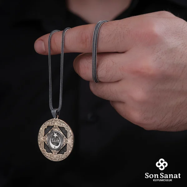 Gravür Desenli Ayyıldız İsim 925 Ayar Gümüş Madalyon Kolye