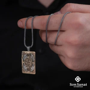 image_1950-604.webp Gravür Desenli Kişi Sevdiği ile Beraberdir 925 Ayar Madalyon Kolye