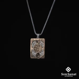 image_1950-605.webp Gravür Desenli Kişi Sevdiği ile Beraberdir 925 Ayar Madalyon Kolye