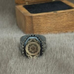 Yanları Gravür Desenli Olup Üzeri Kehribar İçine Hz Süleymanın Mührü İşlenmiş 925 Ayar Gümüş Erkek Yüzüğü