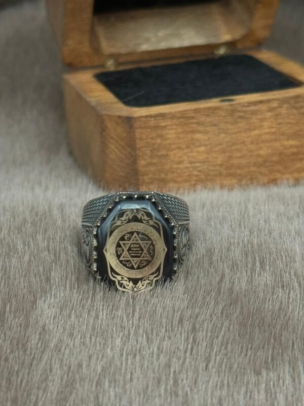 Yanları Gravür Desenli Olup Üzeri Kehribar İçine Hz Süleymanın Mührü İşlenmiş 925 Ayar Gümüş Erkek Yüzüğü