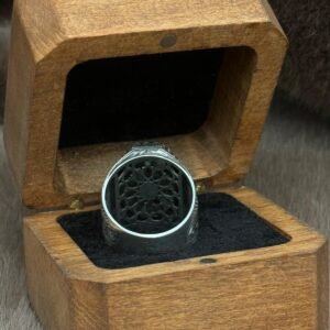 Yanları Gravür Desenli Olup Üzeri Kehribar İçine Hz Süleymanın Mührü İşlenmiş 925 Ayar Gümüş Erkek Yüzüğü