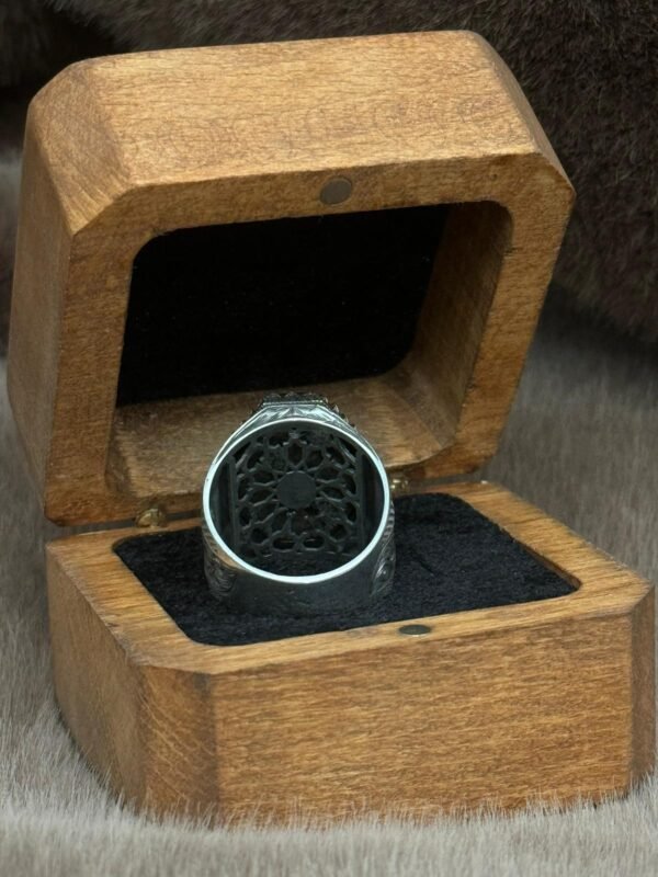 Yanları Gravür Desenli Olup Üzeri Kehribar İçine Hz Süleymanın Mührü İşlenmiş 925 Ayar Gümüş Erkek Yüzüğü