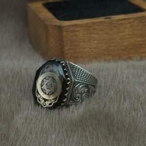 Yanları Gravür Desenli Olup Üzeri Kehribar İçine Hz Süleymanın Mührü İşlenmiş 925 Ayar Gümüş Erkek Yüzüğü