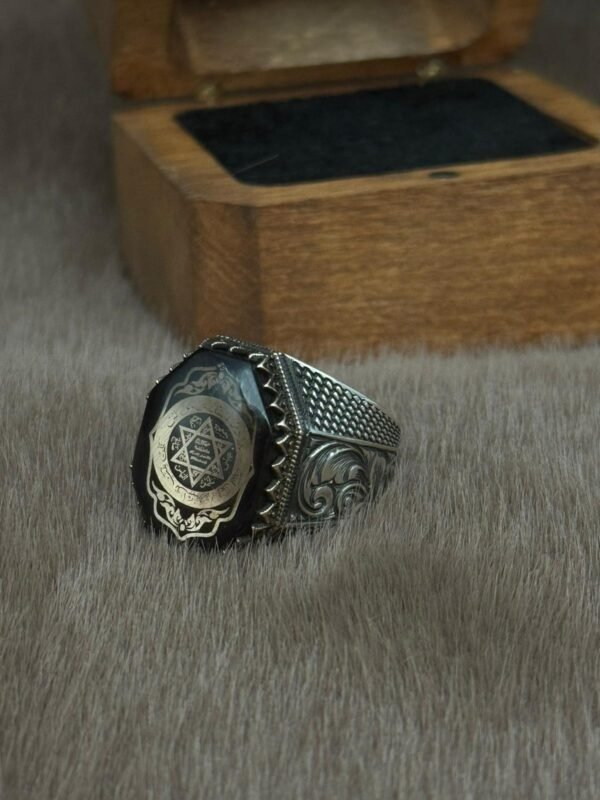 Yanları Gravür Desenli Olup Üzeri Kehribar İçine Hz Süleymanın Mührü İşlenmiş 925 Ayar Gümüş Erkek Yüzüğü