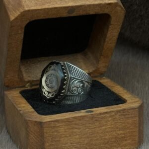 Yanları Gravür Desenli Olup Üzeri Kehribar İçine Hz Süleymanın Mührü İşlenmiş 925 Ayar Gümüş Erkek Yüzüğü