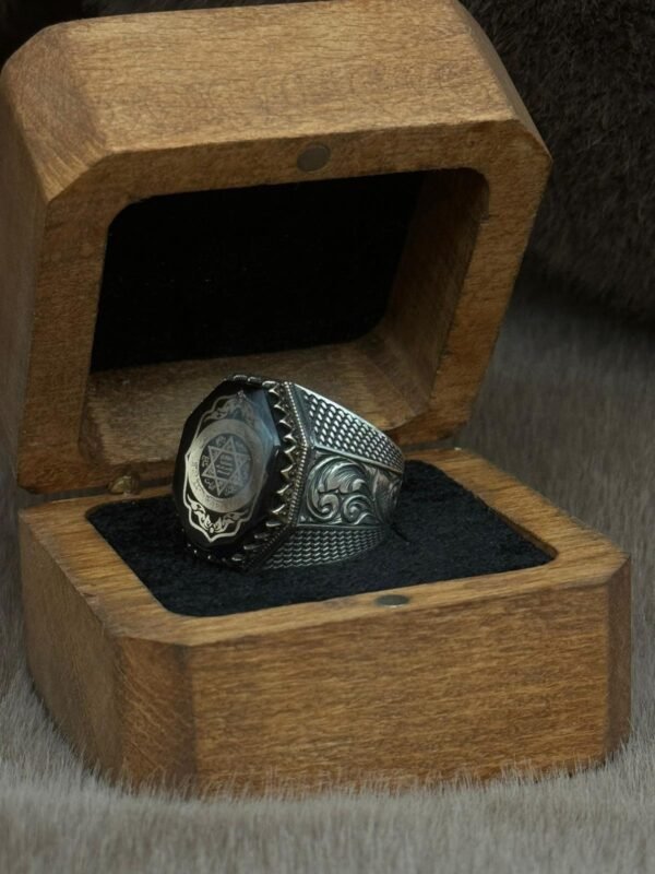 Yanları Gravür Desenli Olup Üzeri Kehribar İçine Hz Süleymanın Mührü İşlenmiş 925 Ayar Gümüş Erkek Yüzüğü