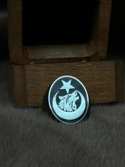 Yanları Kumlama Modelli Ayyıldız İçine Yerleştirilmiş Kurt Desenli 925 Ayar Oval Gümüş Erkek Yüzüğü