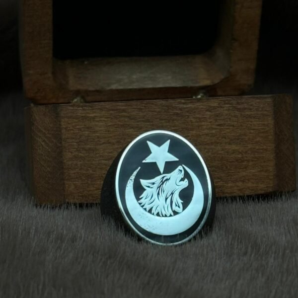 Yanları Kumlama Modelli Ayyıldız İçine Yerleştirilmiş Kurt Desenli 925 Ayar Oval Gümüş Erkek Yüzüğü