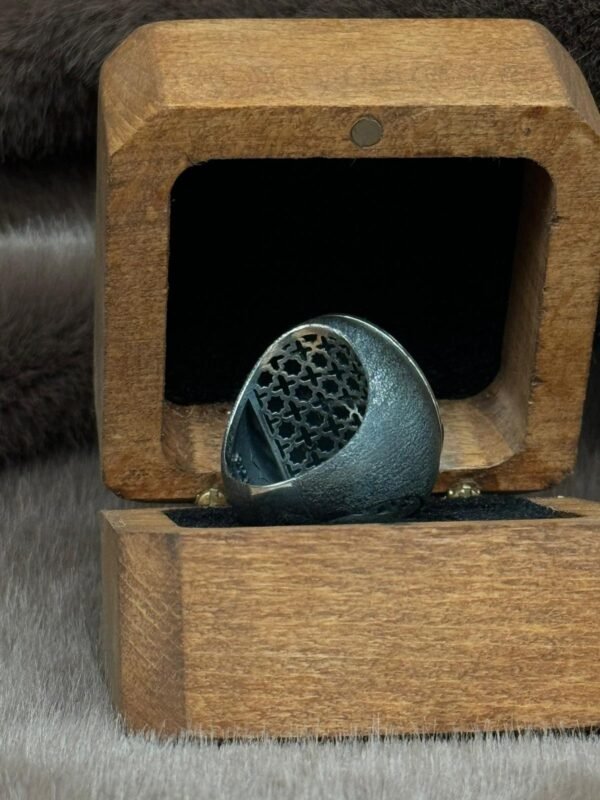 Yanları Kumlama Modelli Ayyıldız İçine Yerleştirilmiş Kurt Desenli 925 Ayar Oval Gümüş Erkek Yüzüğü