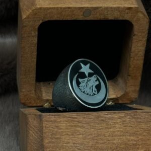 Yanları Kumlama Modelli Ayyıldız İçine Yerleştirilmiş Kurt Desenli 925 Ayar Oval Gümüş Erkek Yüzüğü