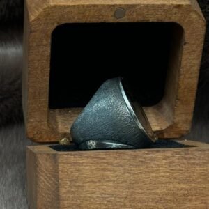 Yanları Kumlama Modelli Ayyıldız İçine Yerleştirilmiş Kurt Desenli 925 Ayar Oval Gümüş Erkek Yüzüğü