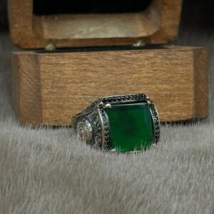 Yanları Selçuklu Motifli Olup Kare Modelin Üzerine Yerleştirilmiş Yeşil Kehribarlı 925 Ayar Gümüş Erkek Yüzüğü