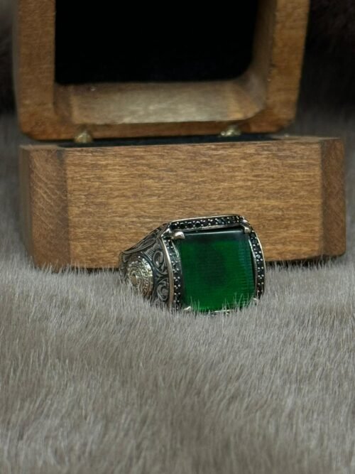 Yanları Selçuklu Motifli Olup Kare Modelin Üzerine Yerleştirilmiş Yeşil Kehribarlı 925 Ayar Gümüş Erkek Yüzüğü