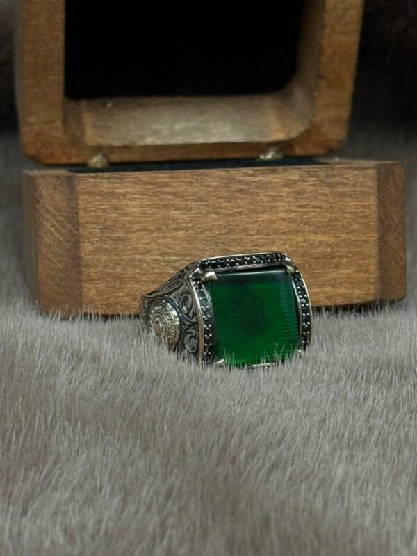 Yanları Selçuklu Motifli Olup Kare Modelin Üzerine Yerleştirilmiş Yeşil Kehribarlı 925 Ayar Gümüş Erkek Yüzüğü